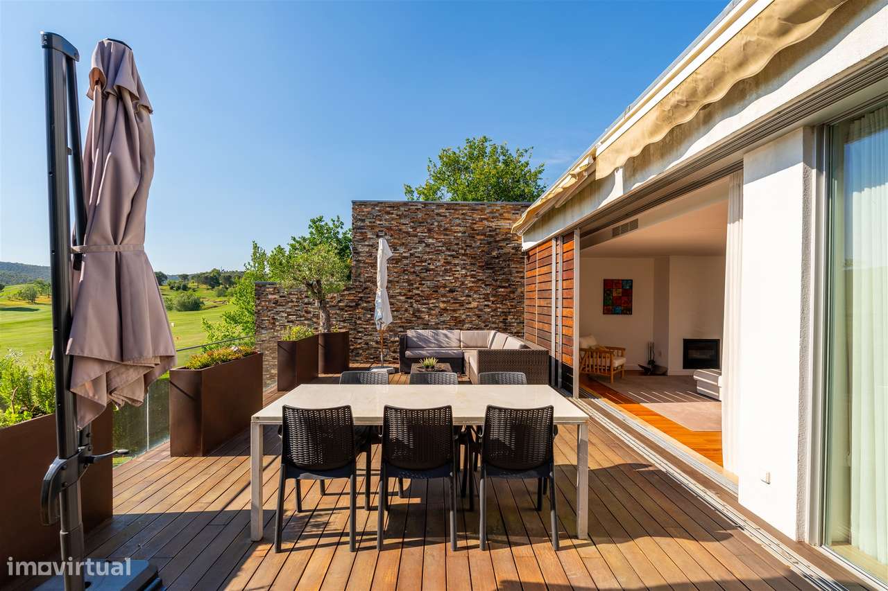 Moradia T4 com piscina, jardim e vista tranquila-31