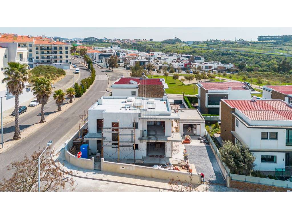 Moradia T4 de Luxo com Piscina Privativa e Jardim | Mafra-5