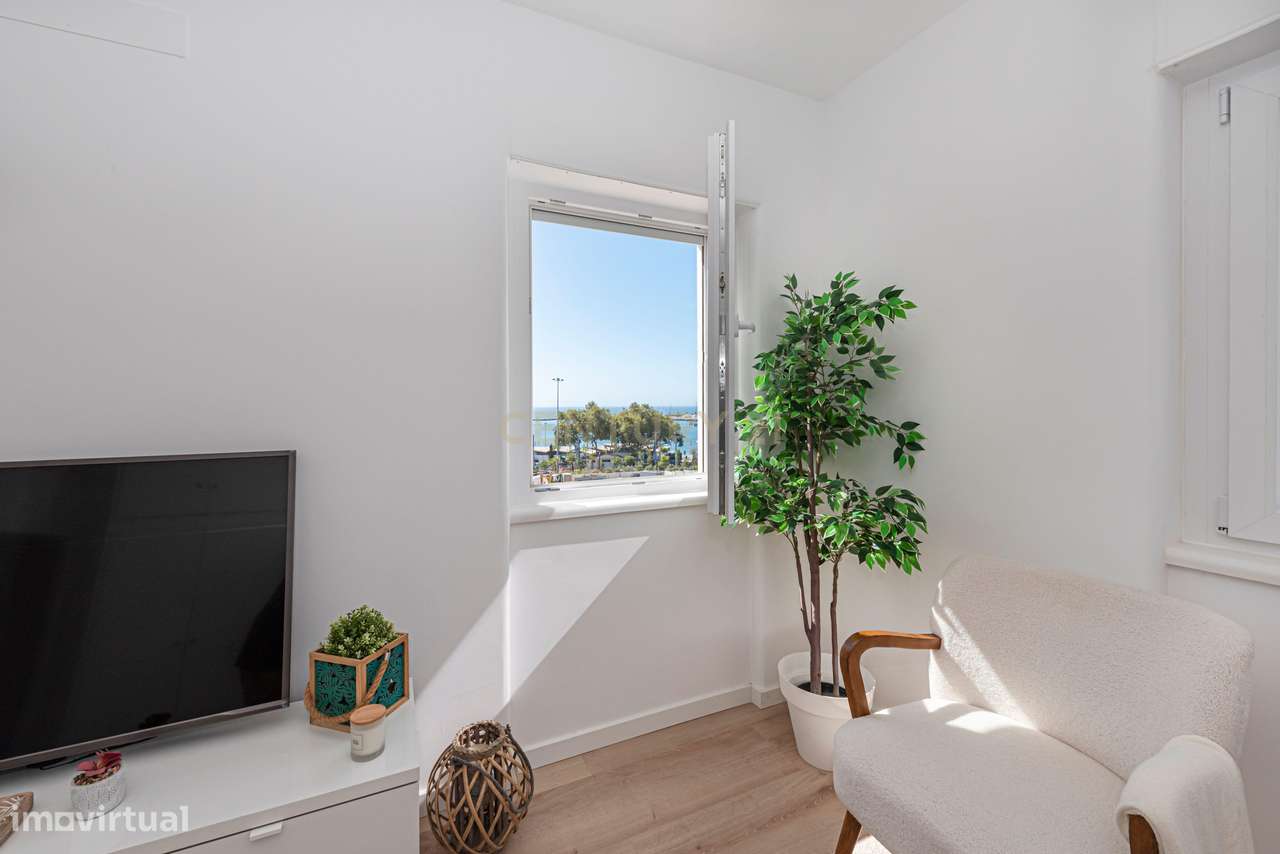 Apartamento Renovado com Vista Mar no Coração de Cascais-5