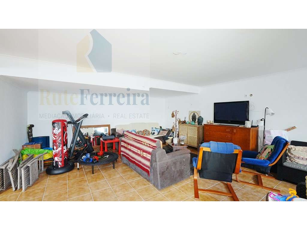 Moradia T3 localizada em São Pedro da Cadeira com jardim-32