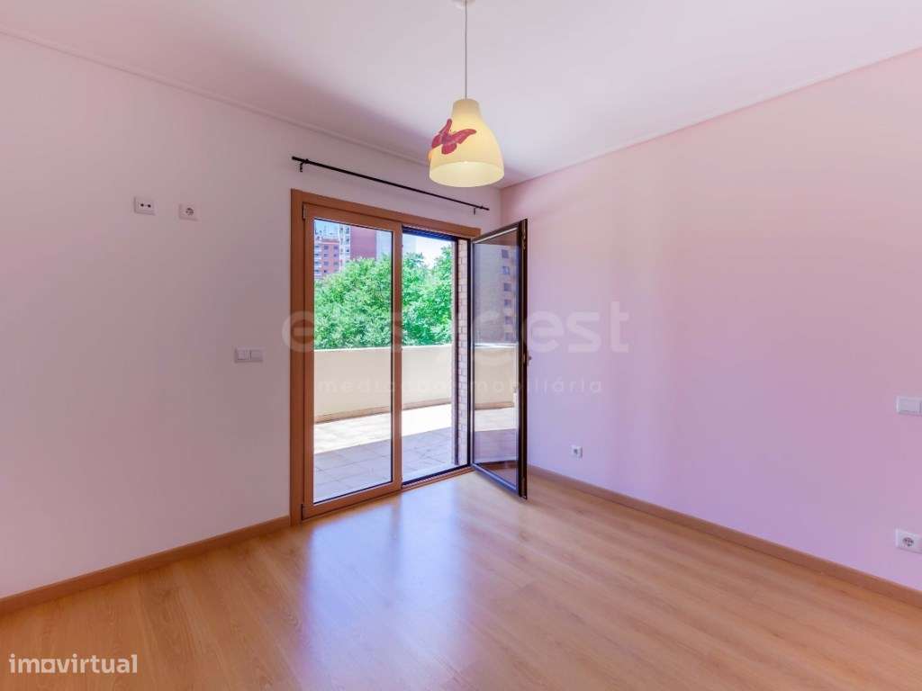 T2 Colinas do Cruzeiro com garagem para mais de 20 carros e terraço...-9