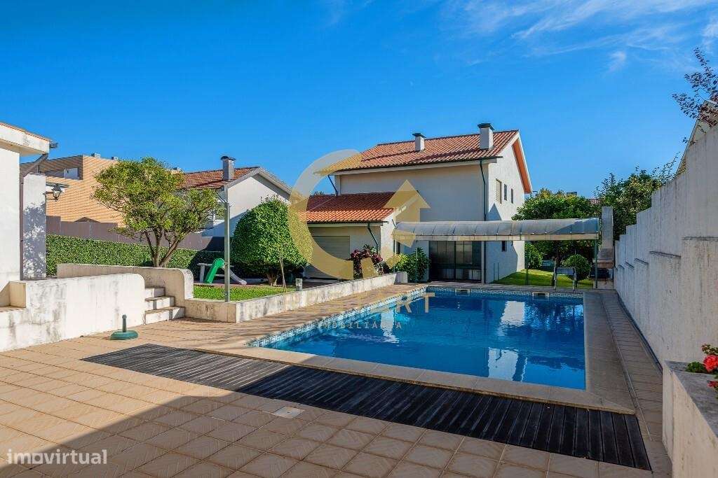 Moradia T5 com piscina e amplo terreno na Avenida de Francelos | Vila-0