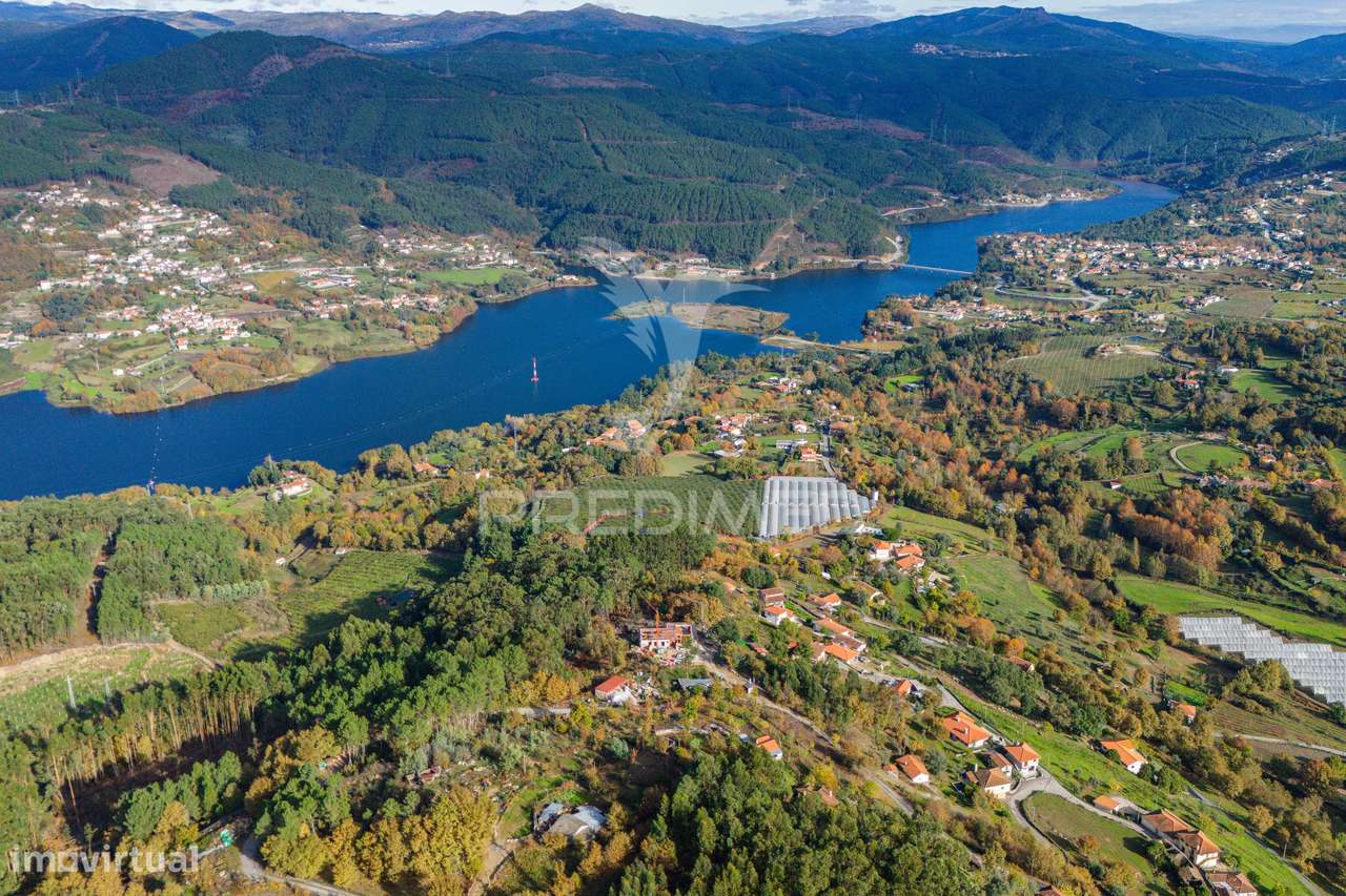 Quatro artigos duas moradias e duas ruínas, Ribeira de Pena - Grande imagem: 4/17