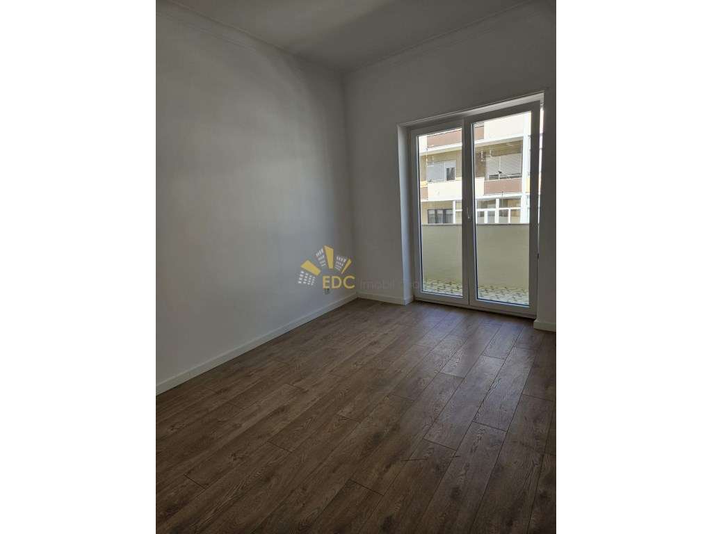 Apartamento T2 Remodelado | Localizado em Almada | Não perca a opor...-5