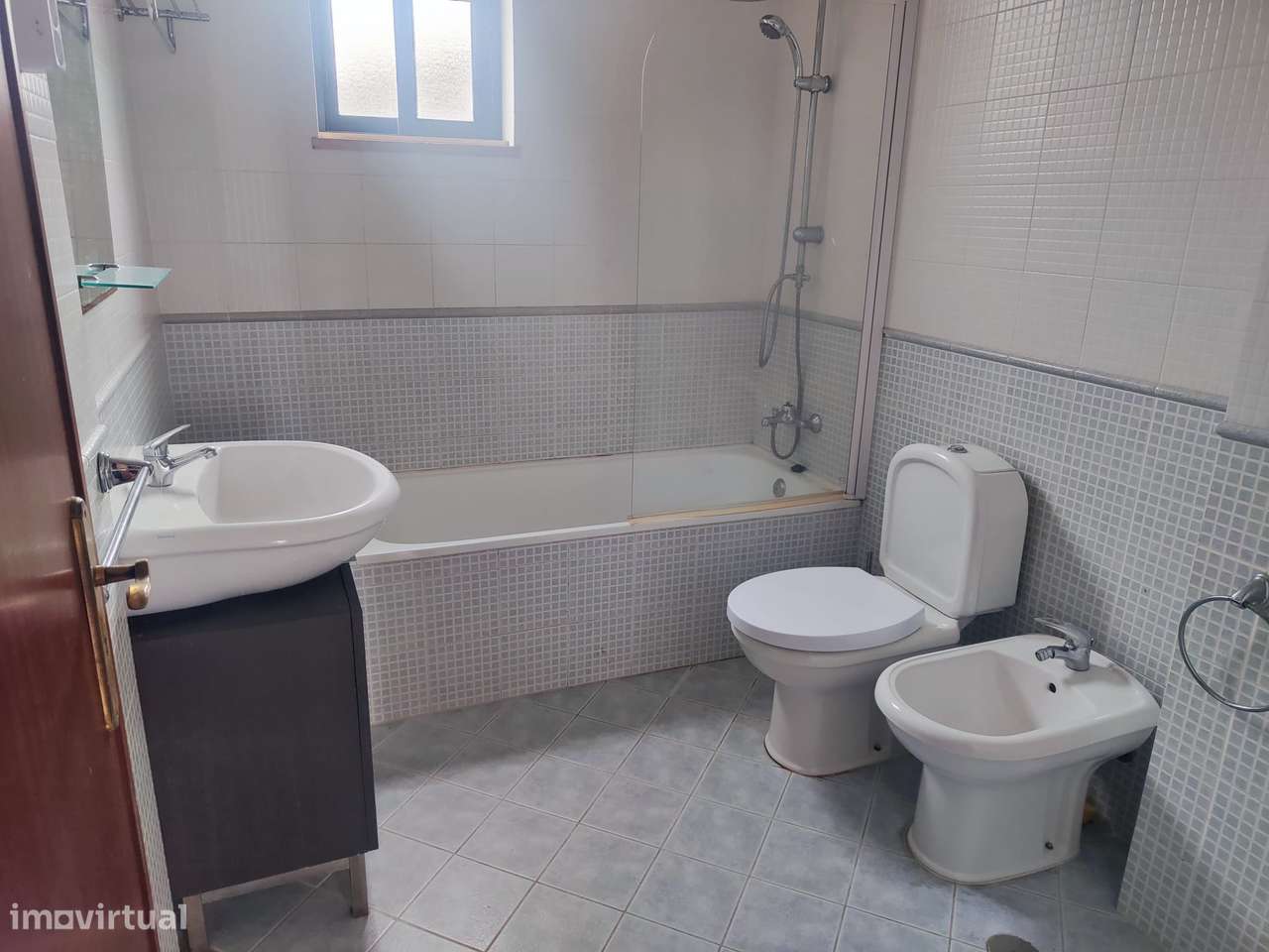 Moradia geminada (ponta), r/c e 1º andar, a 5min. do centro da cidade!-12