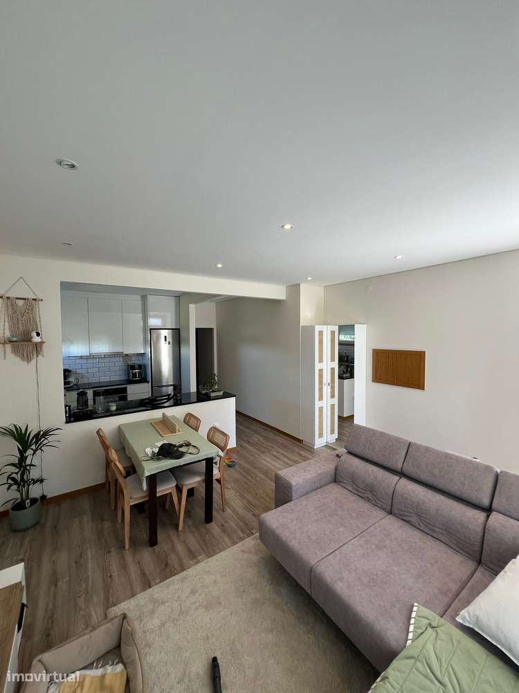 Apartamento T2 Renovado com Grande Terreno e Entrada Privativa - Grande imagem: 4/12