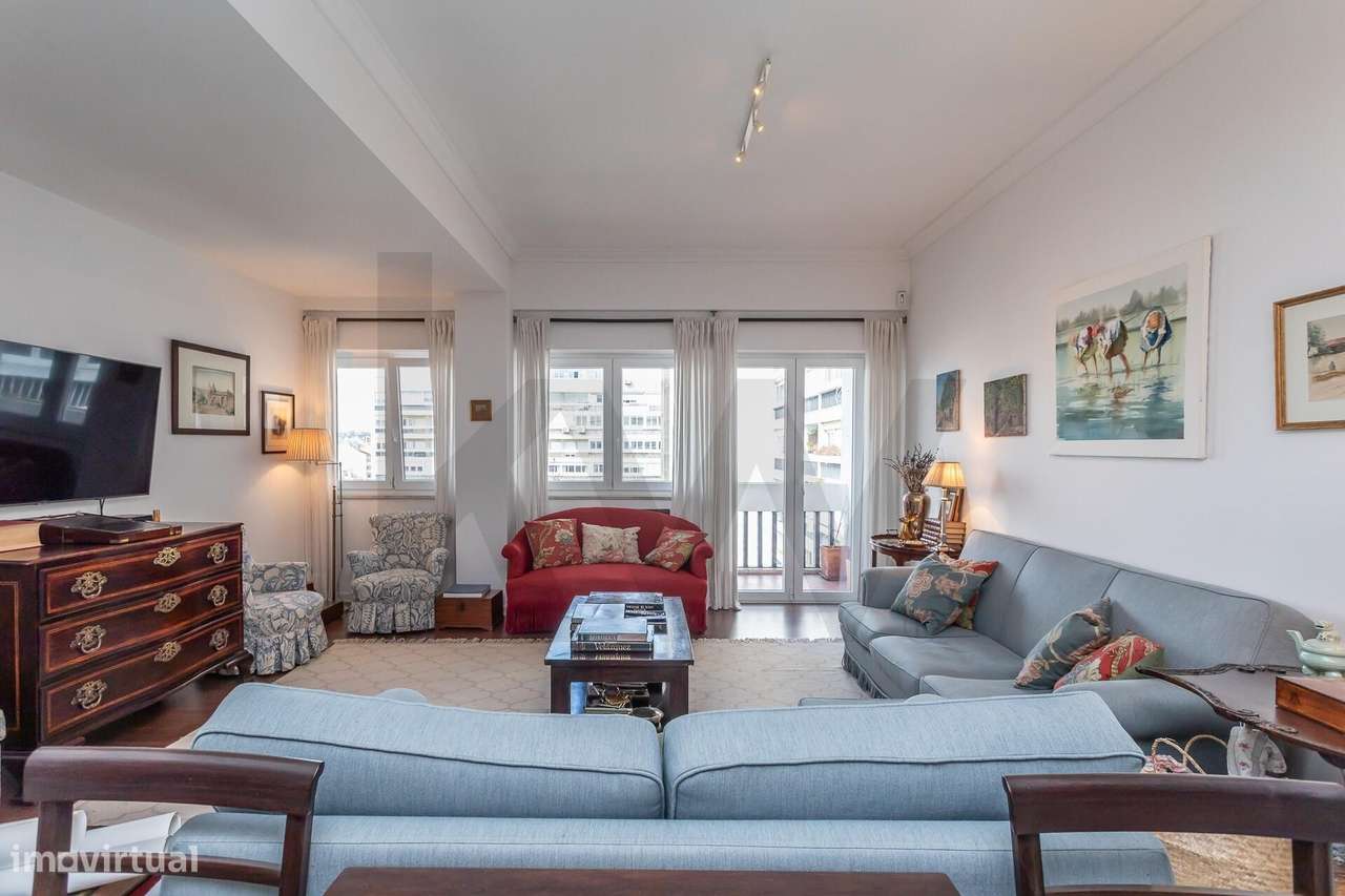 T4 Remodelado com 188 m2 | 2 Suítes | Varanda | Av. Estados Unidos d - Grande imagem: 5/54