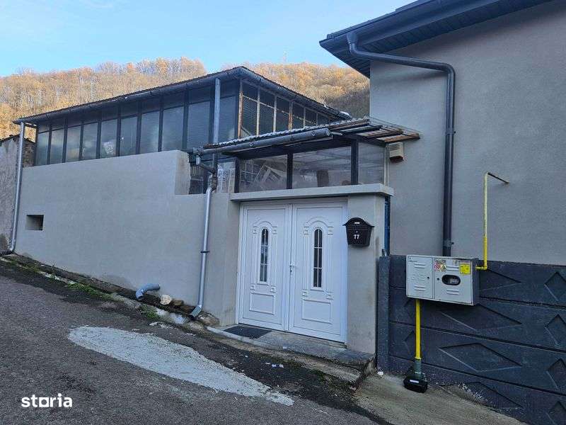 Vand casa/vila cu etaj Resita - Imagine principală: 4/8