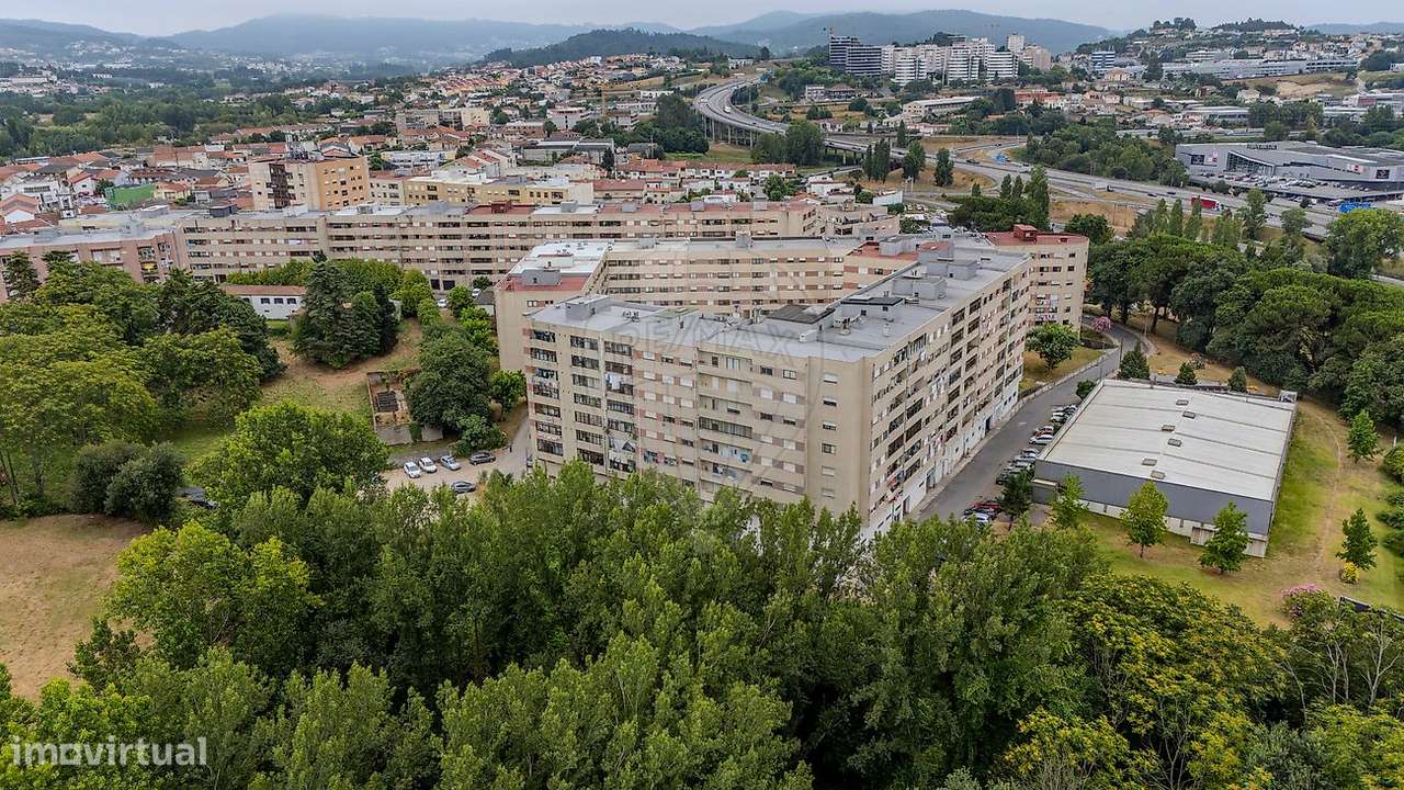 Apartamento T3 Parcialmente Renovado, situado em Ferreiros, Braga-28