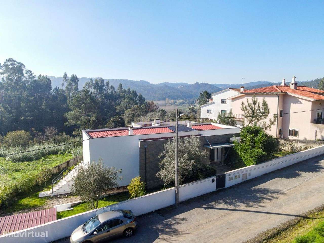 Moradia térrea T3+1 com linhas modernas,varandas,churrasco,jardim,gara-5