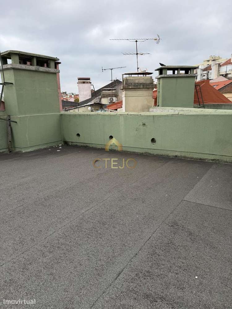 Apartamento T3 com vistas urbanas em Penha de França, Lisboa-16