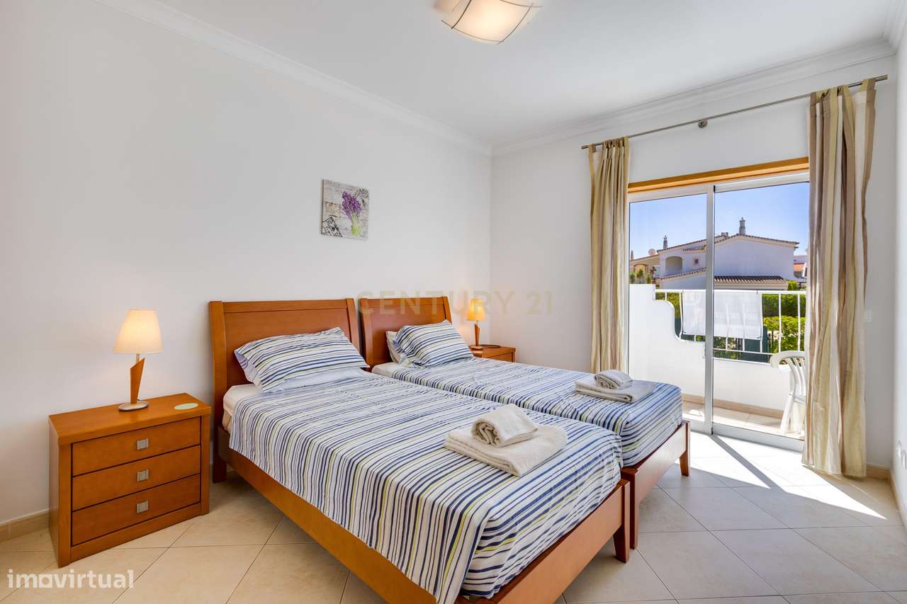 Espaçoso Apartamento T3 no Último Piso com Vista para as Piscinas no O-16