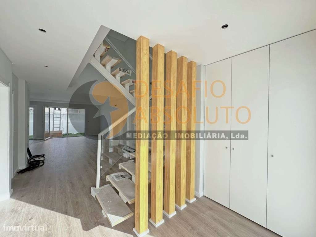 Moradia Geminada T4, 3 Suites c/ Piscina. Fernão Ferro-3