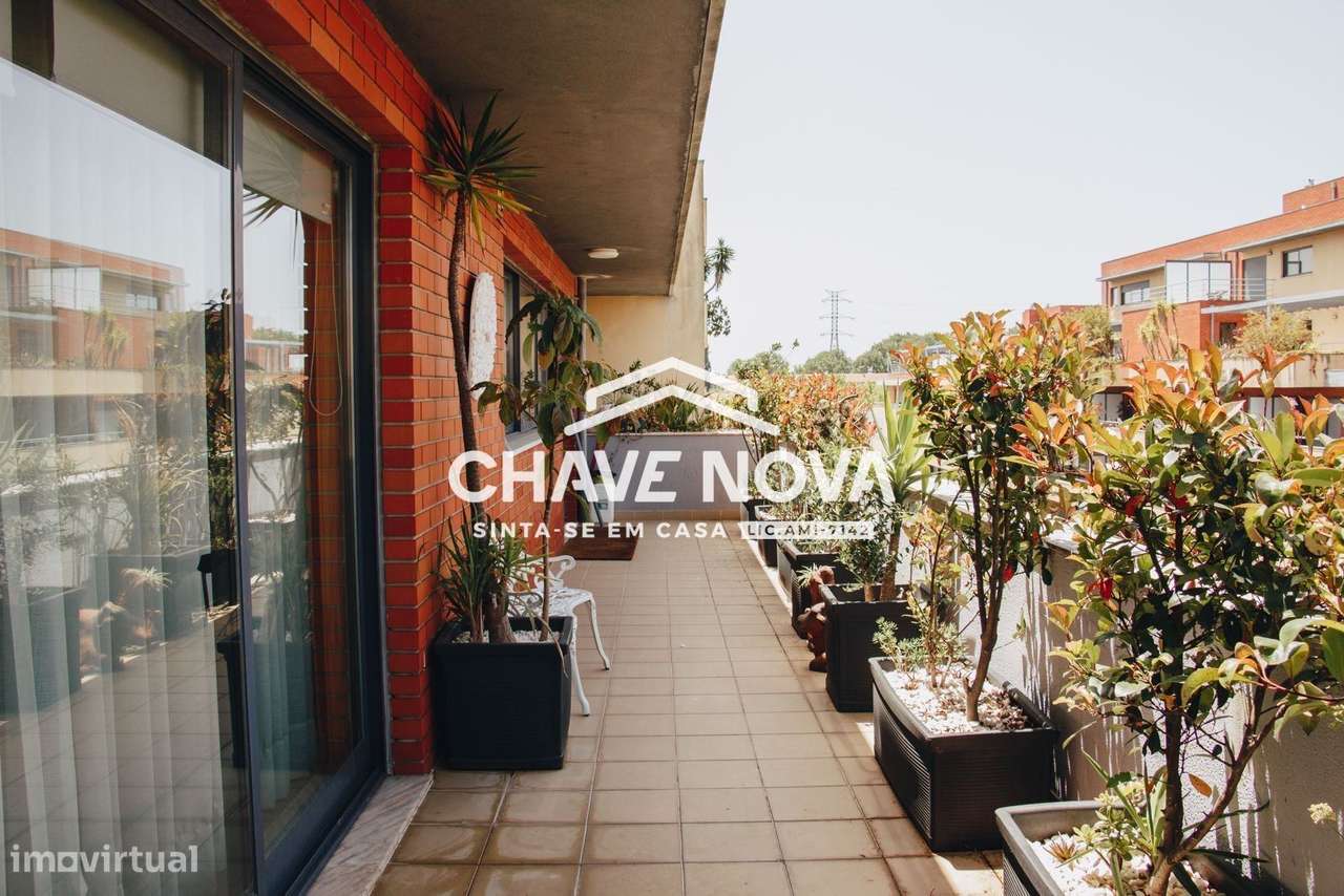 T5 triplex  3 frentes  piscina Garagem Junto colégio Luso Francês-24