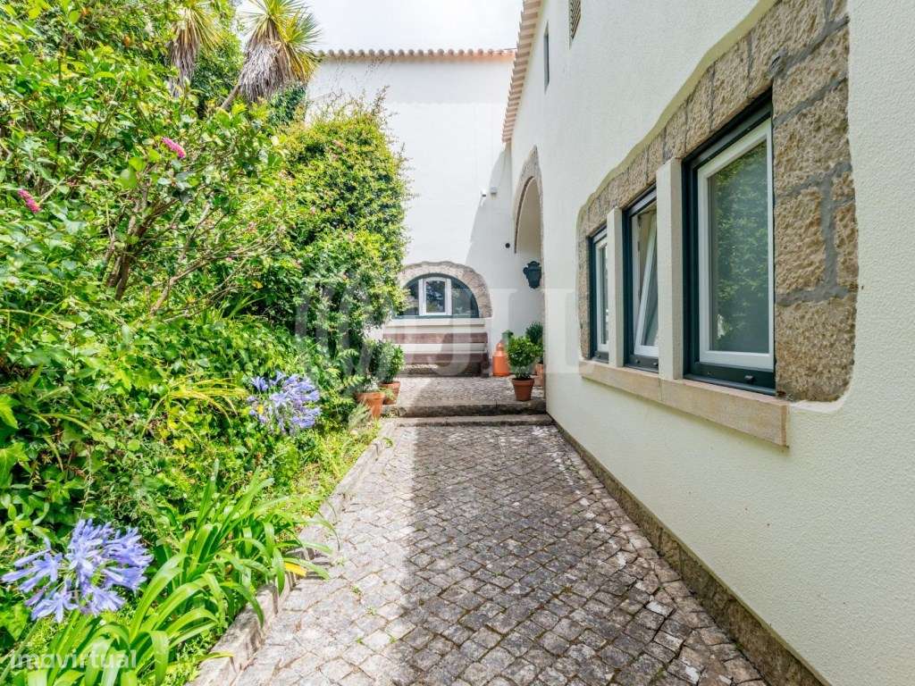 Moradia T6 com jardim e piscina no Estoril em Cascais-23