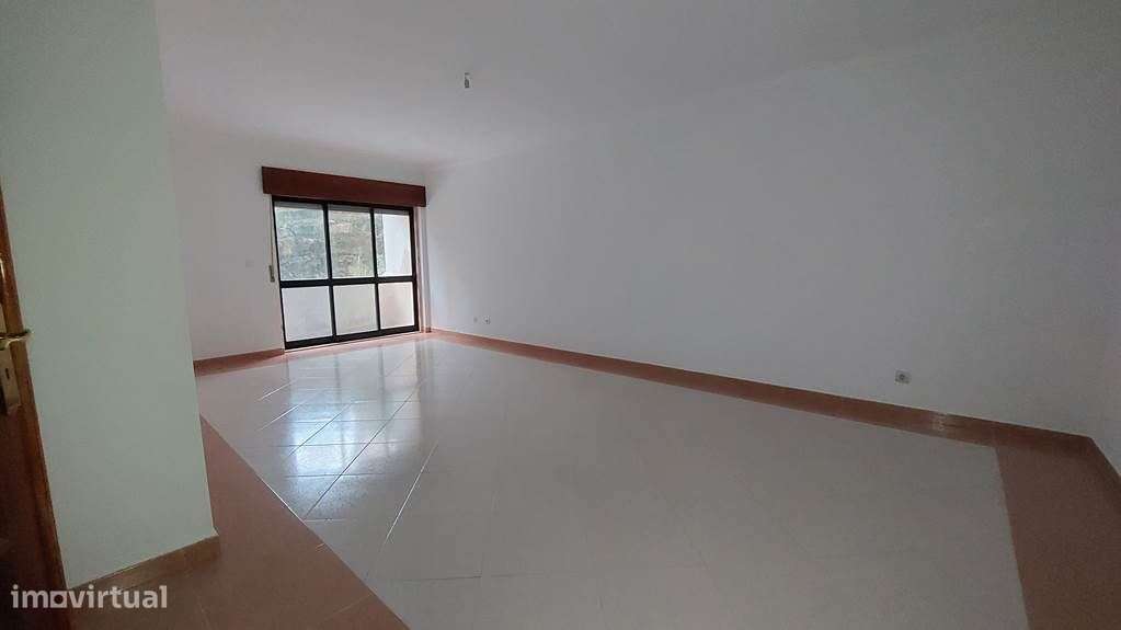 Espaçoso apartamento T2 em Mem Martins - Grande imagem: 4/16
