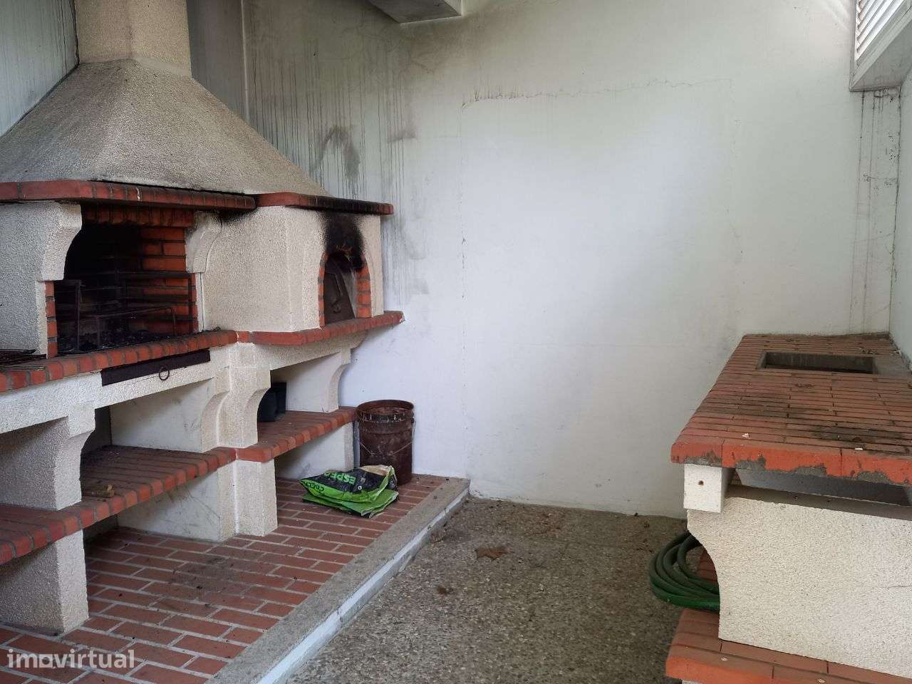 Moradia com 4 suítes, piscina e casa de hóspedes-24