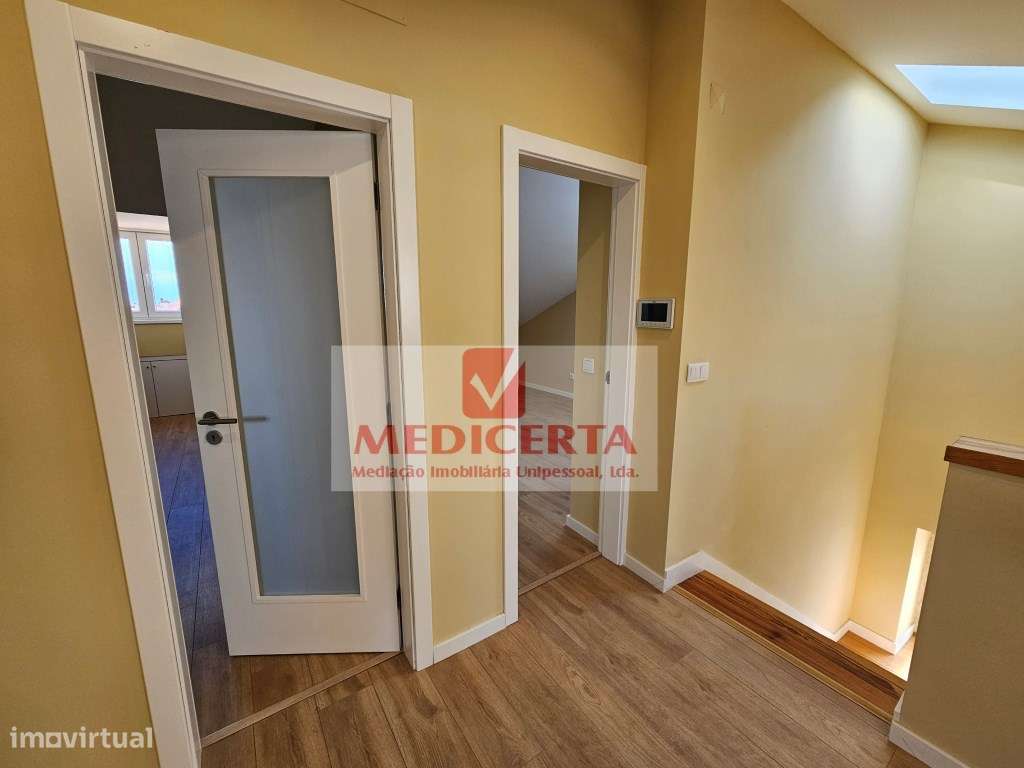 Massamá - Centro T3 Duplex(140m2) Totalmente remodelado-13