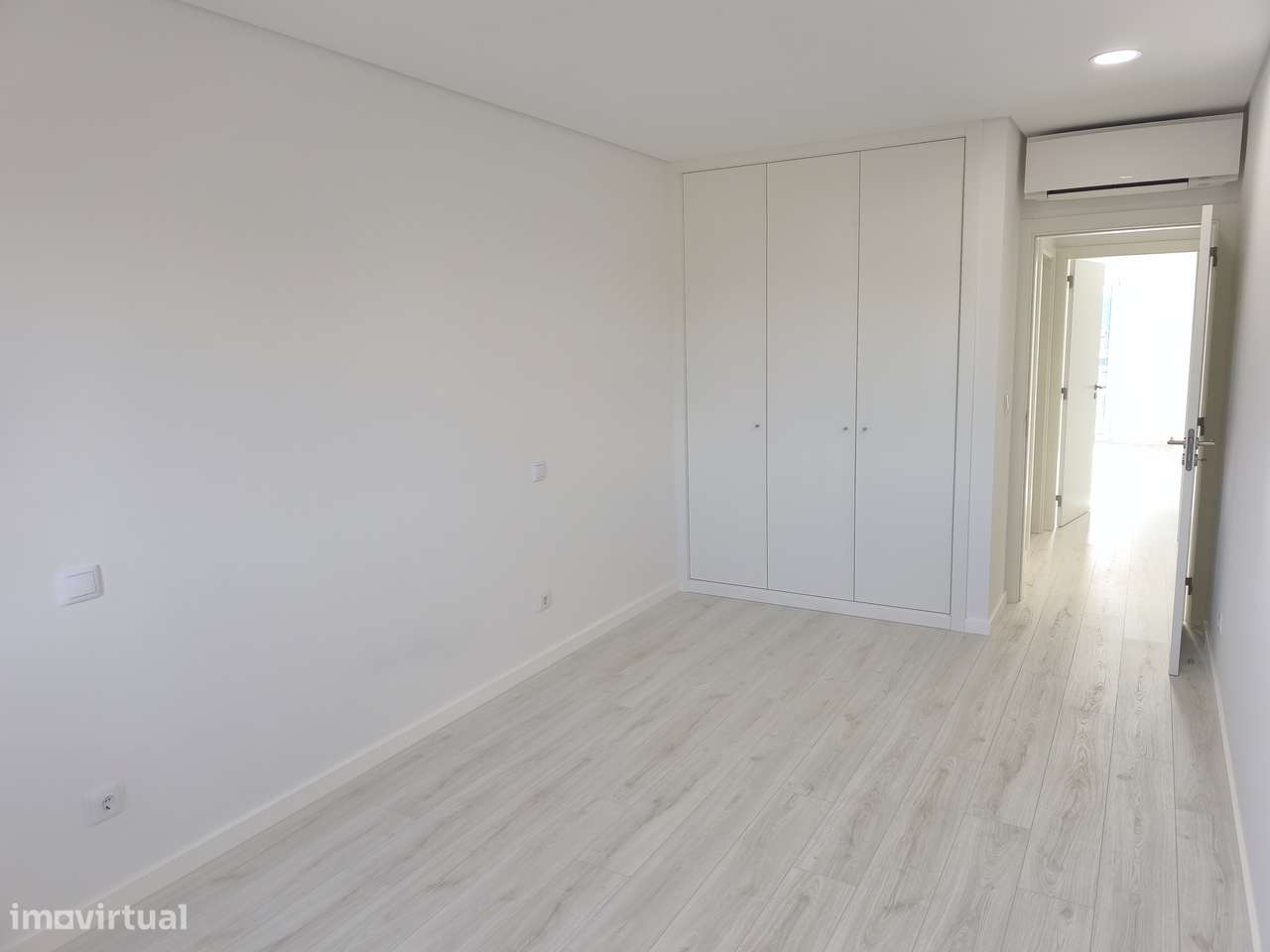 Apartamento T4 Novo c/ Garagem e um parque de Estacionamento-9