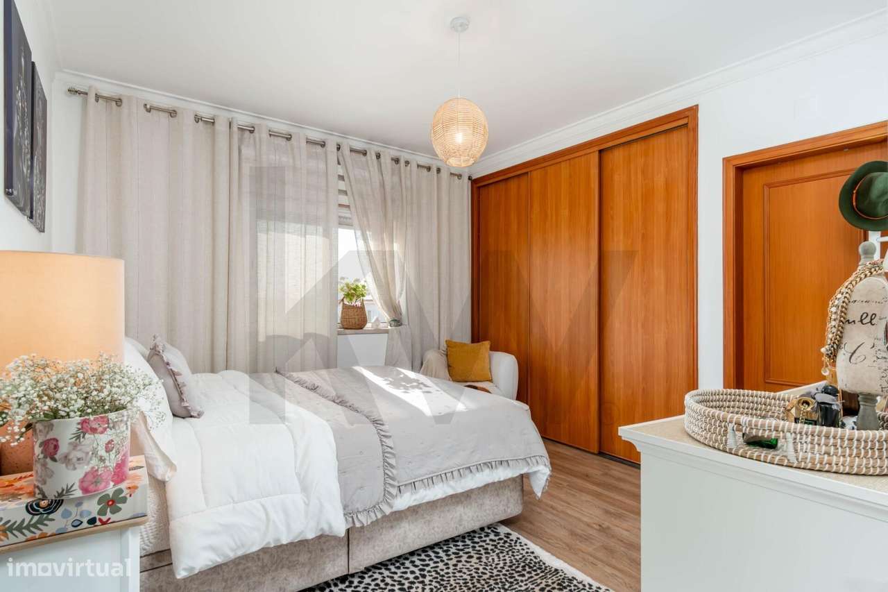 Apartamento T3, com Suíte, Arrecadação e Lugar de Garagem - Palhais, B-21