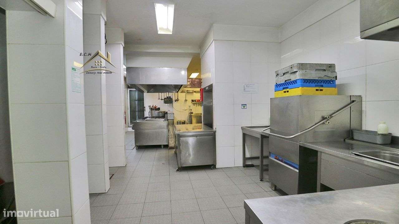 Restaurante "Castelo da Maia" Localizado em Zona Industrial,-46