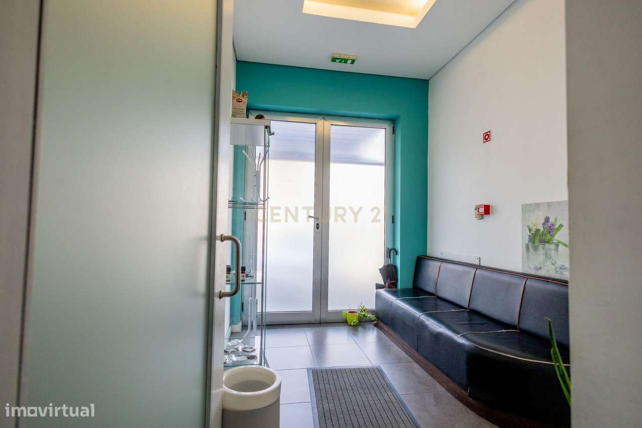 Espaço comercial com 2 pisos para vender no Centro de Vieria do Minho - Grande imagem: 4/29