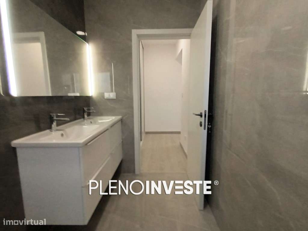 T4 Totalmente remodelado com vista rio no Seixal-23