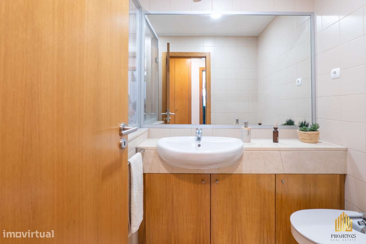 T2 Com Varanda Panorâmica em Urbanização Requintada, ao Aeroporto.-22