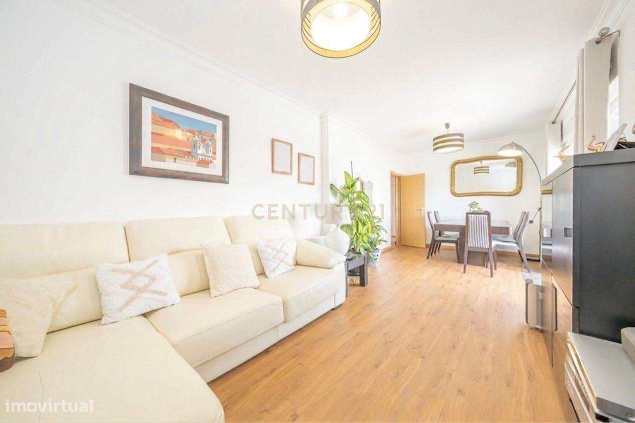 Apartamento Único com 268m2 no Último Andar com Terraço Extraordinário-8