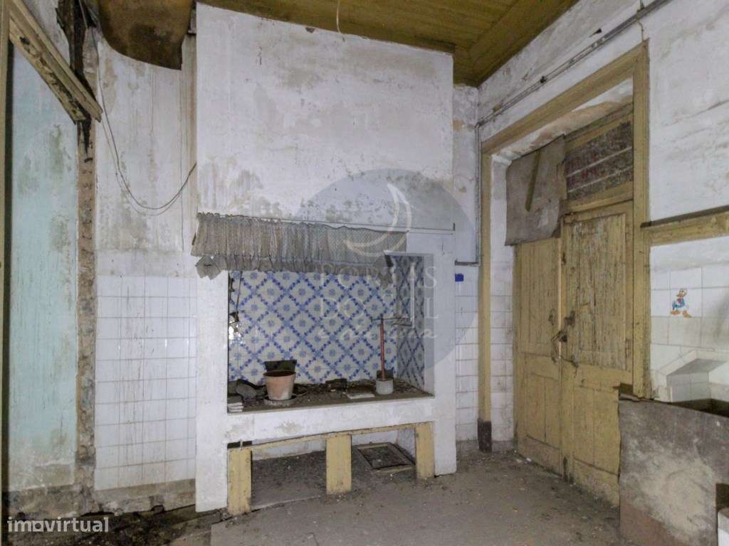 Imóvel c arquitetura histórica na rua principal do Cartaxo. - Grande imagem: 3/19