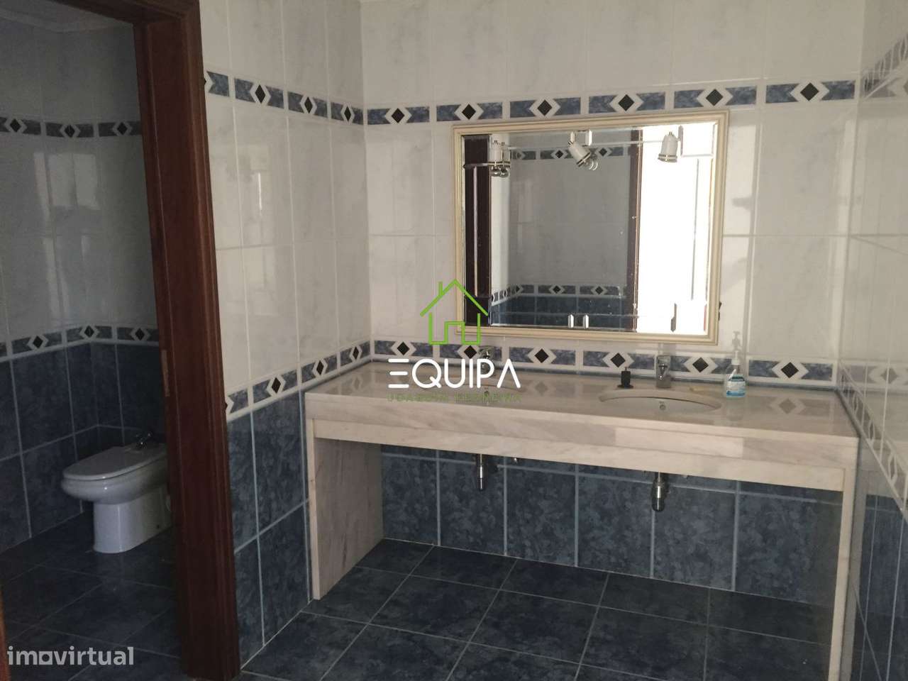 Moradia isolada T-7, na estrada nacional 117, em Belas, concelho de Si-10