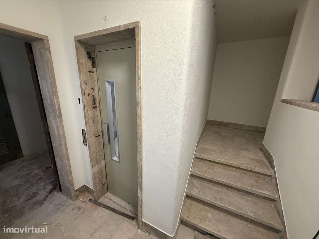 Apartamento para recuperar junto ás Amoreiras-19