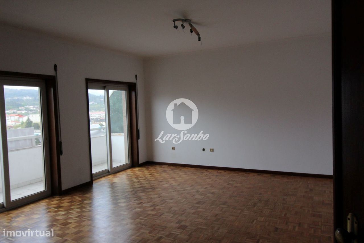 Apartamento T4 Duplex no Centro da Cidade de Fafe - Grande imagem: 1/16