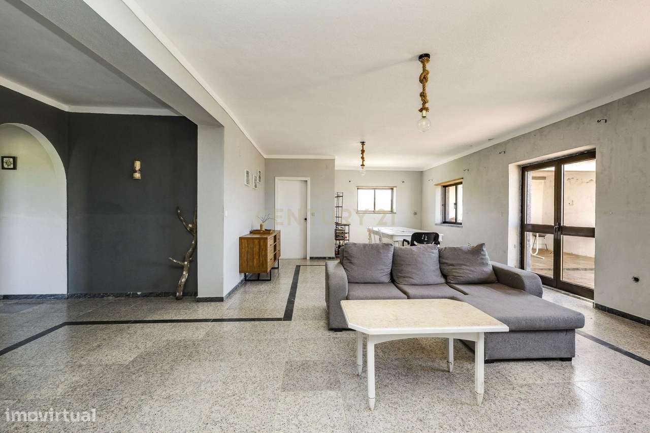 Moradia com Terreno Amplo e Vista Mar na Carvoeira-36