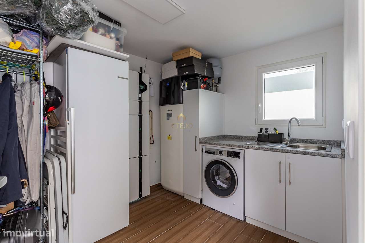 Moradia T2 Moderna com Pátio, Varanda e Chão Radiante – Bairro da Petr-18