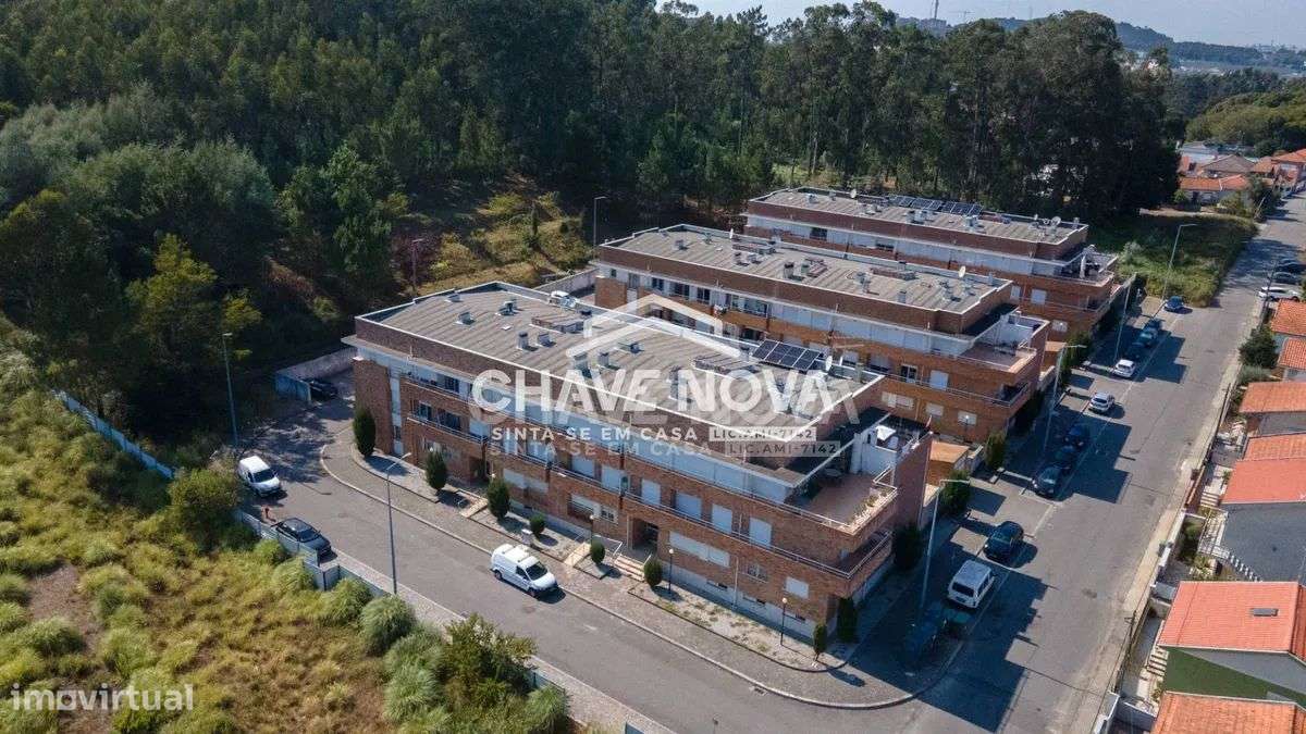Apartamento T2, em Pedroso, com duas varandas, garagem e arrumos-41