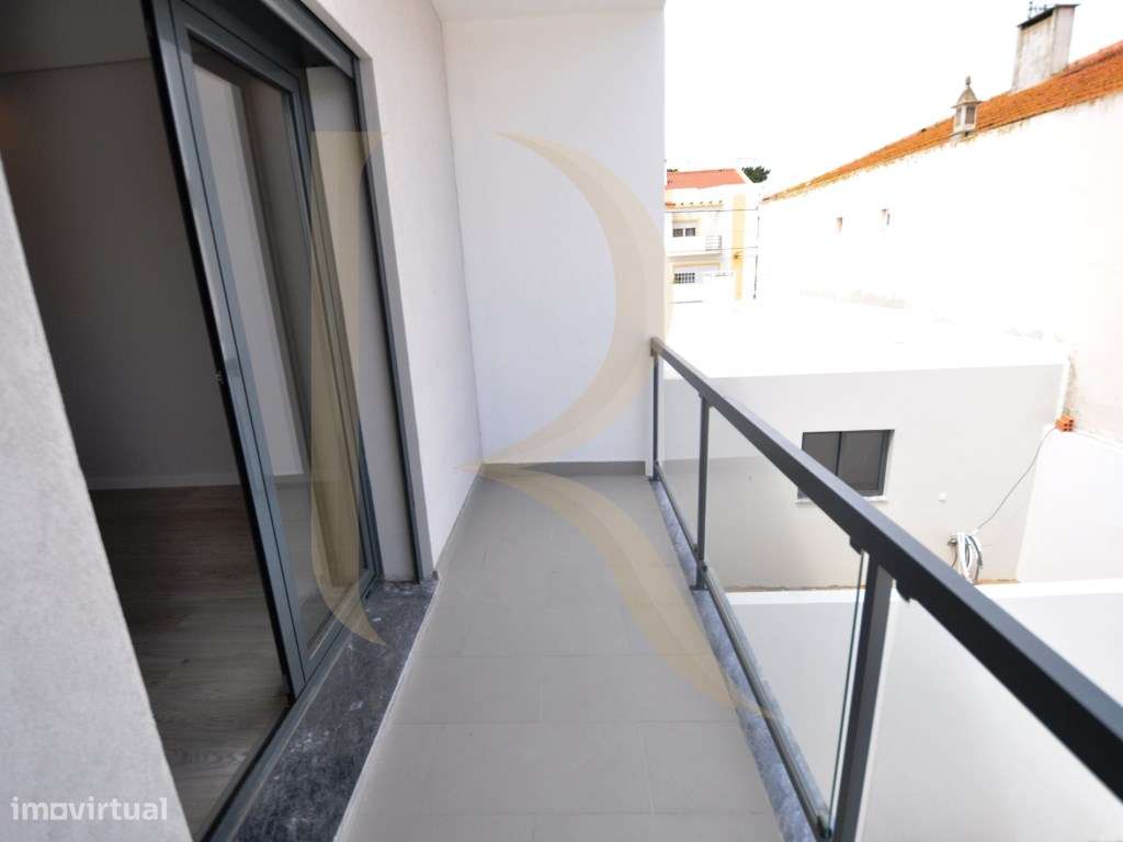 Moradia geminada nova T3 com garagem e terraço na Quinta do Conde-17