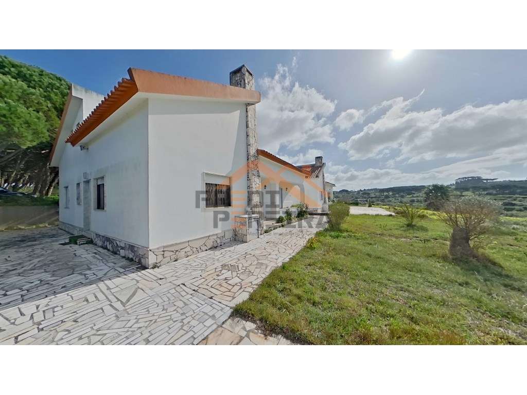Situada em São João das Lampas, moradia T3 com terreno.-32