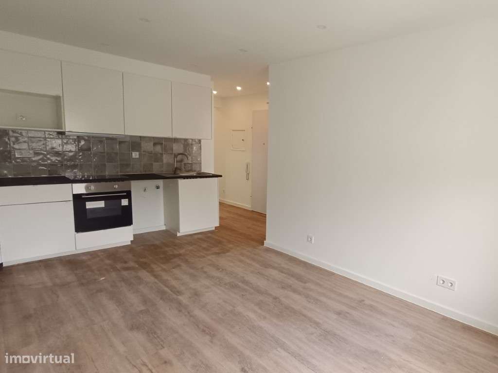 Apartamento T2 Renovado para Venda em Loures-0