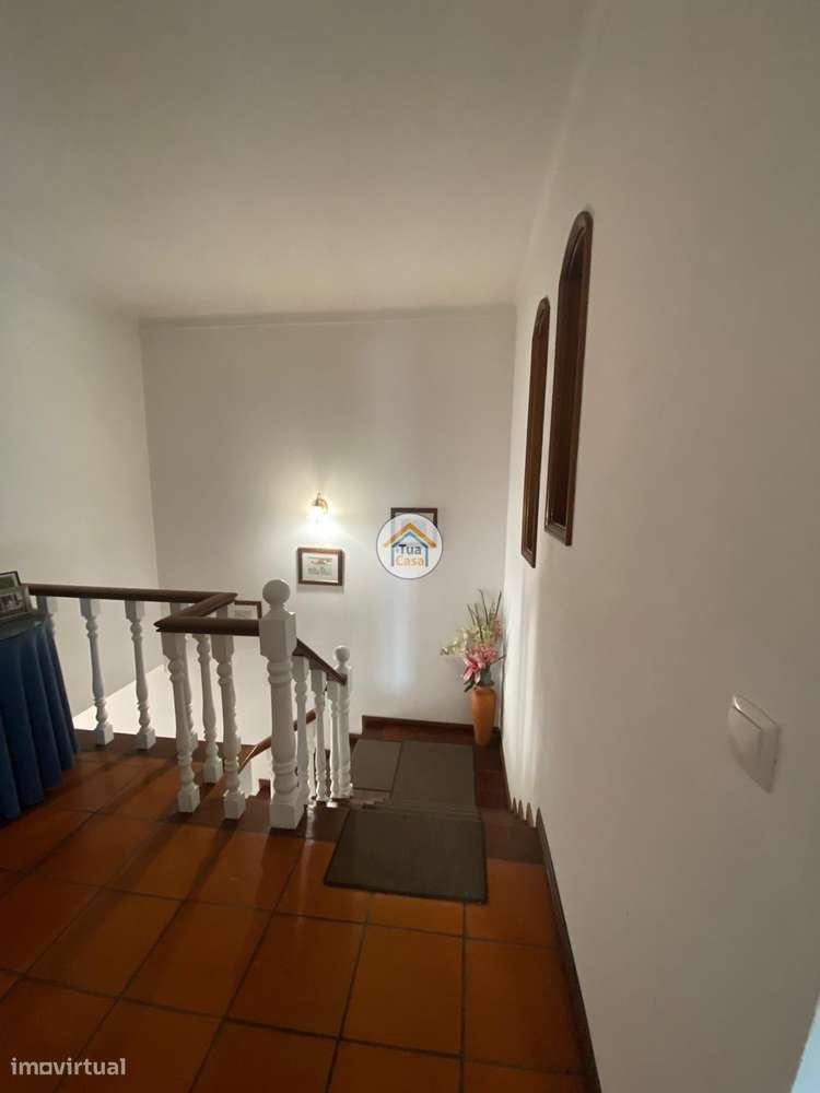 Moradia Geminada  de um dos lados do outro tem entarada e jardim em to-33