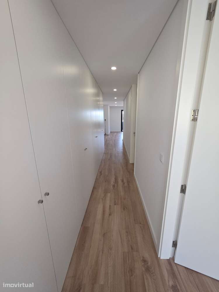 Excelente apartamento T2 novo, com terraço em Santa Maria da feira-16