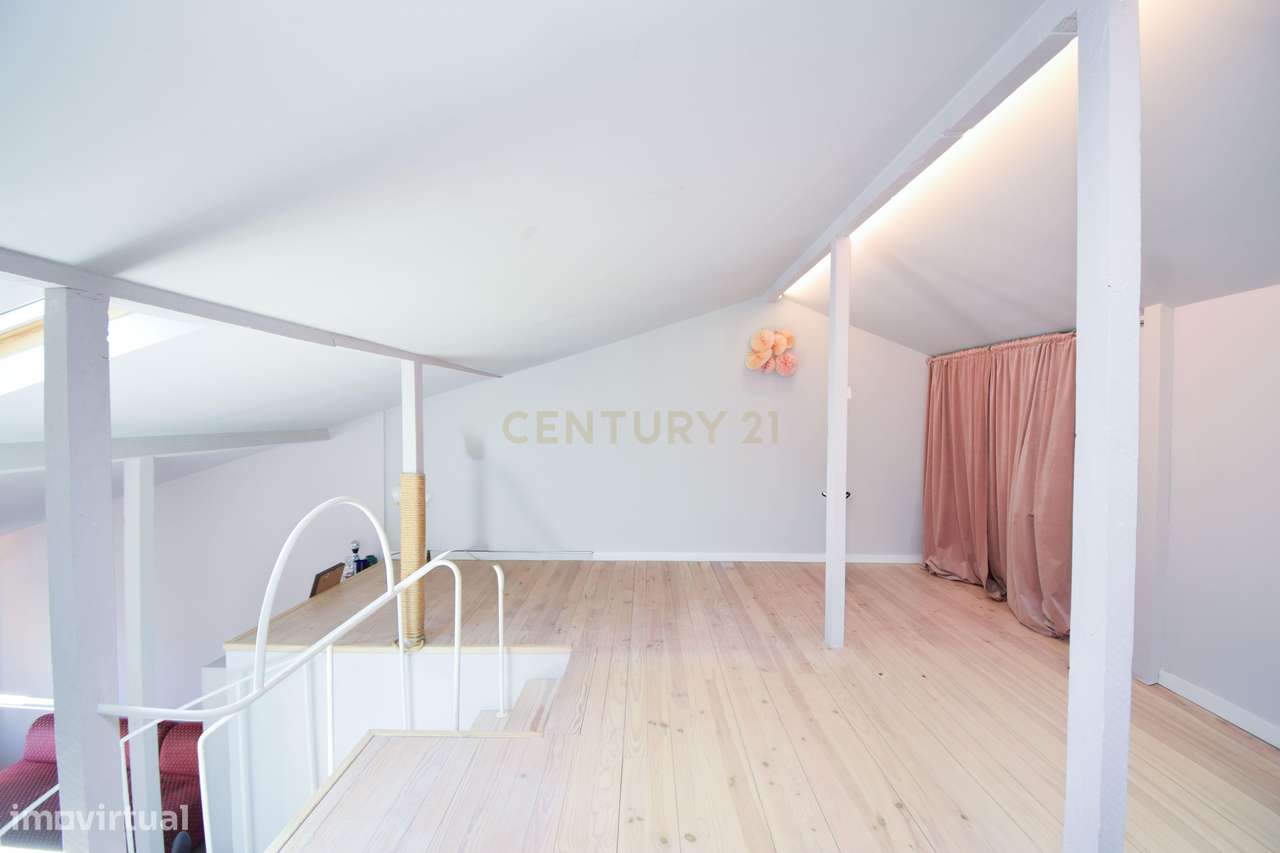 Apartamento com mezzanine e potencial de reconversão na Estrela-4