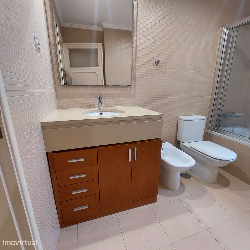 Apartamento T4 com 3 casas de banho e garagem-17