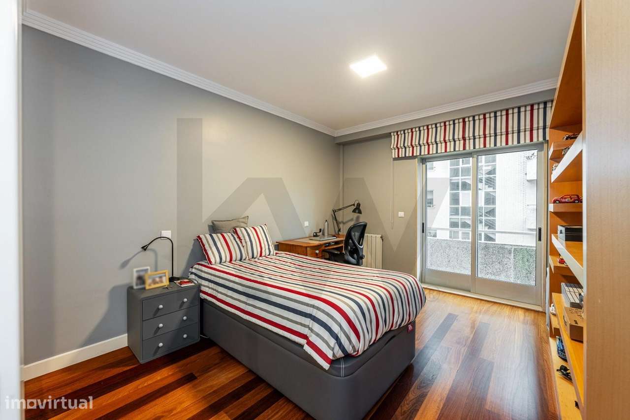 Excelente T5  em Condominio Fechado a Marechal Gomes da Costa, Porto-48