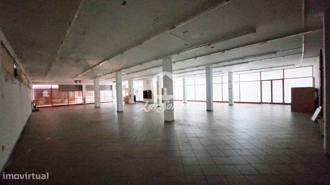 Loja de 360m2 em Vilarinho das Cambas, V. N. Famalicão - Grande imagem: 5/12