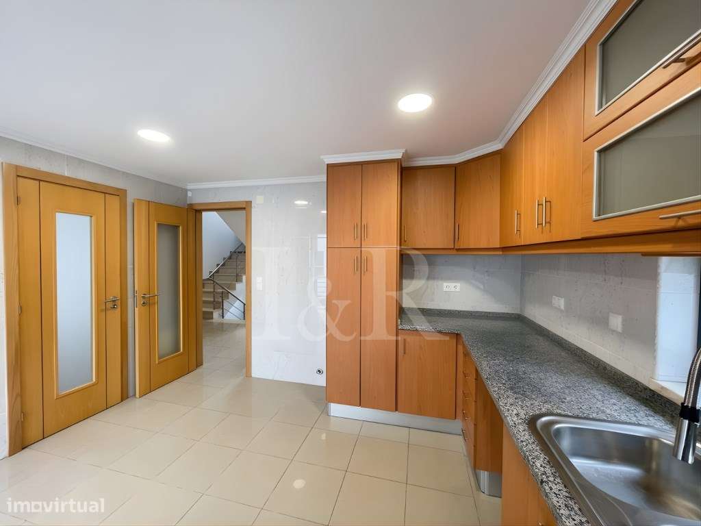 Moradia T5 com varandas, jardim e garagem no Feijó, Almada-14