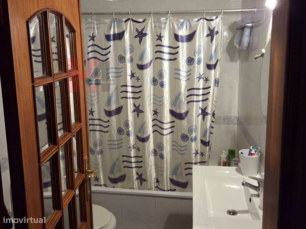 T2 com box e ótima localização na Amadora-9