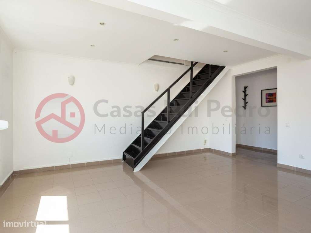 Apartamento T2 dúplex com vista rio, no Beato em Lisboa-22