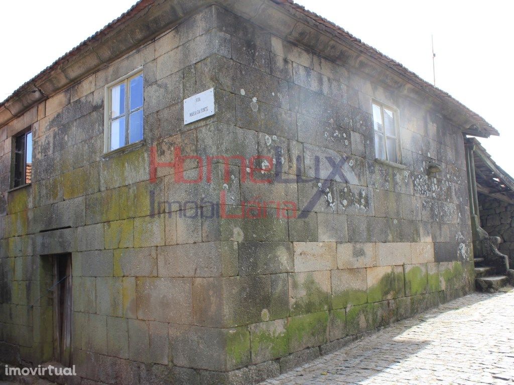 Moradia em Pedra para Reconstruir.