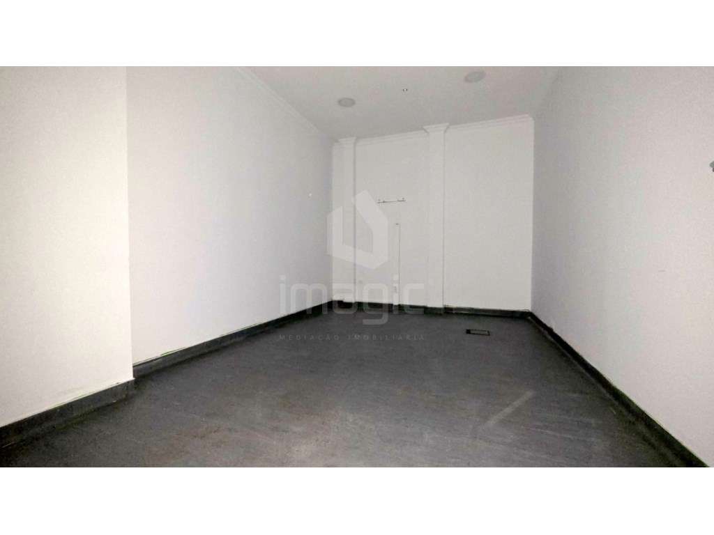 Loja r/c com montra e cave com 106,25 - centro de Torres Vedras - Grande imagem: 5/14